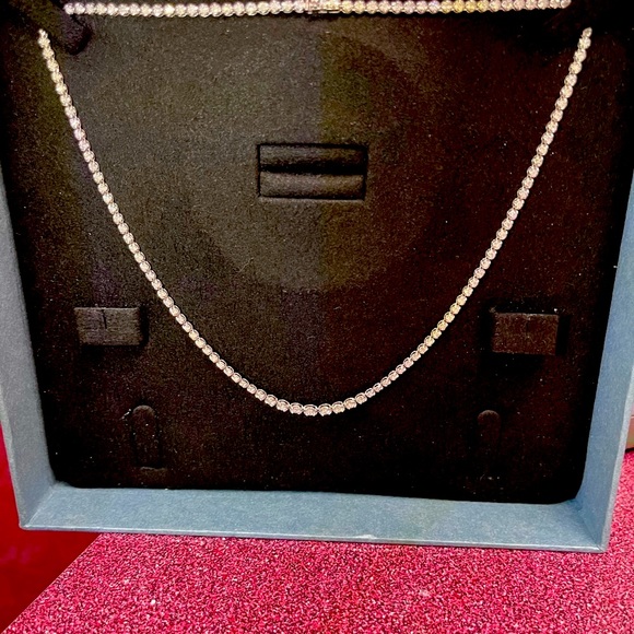 Jewelry - Beautiful 3 carat graduated tennis necklace in 18k white gold with certificate.